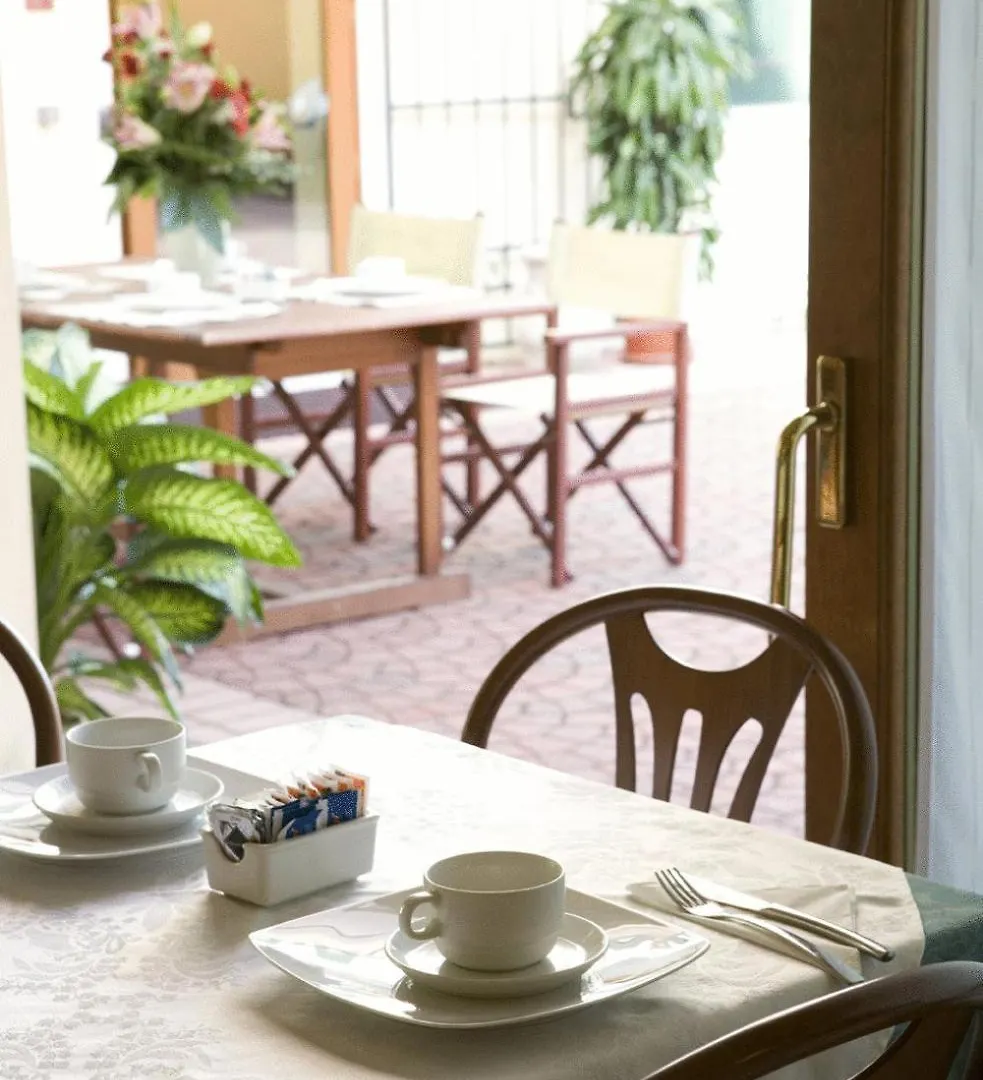 Hotel Cris Μέστρε 3*,  Ιταλία