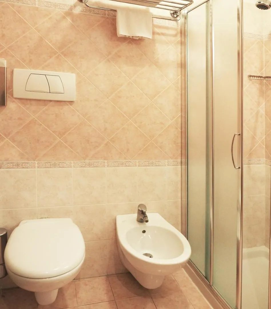 Hotel Cris Μέστρε 3*,  Ιταλία